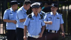 Kinesiska poliser utanför den amerikanska ambassaden i Peking Kinesiska poliser utanför den amerikanska ambassaden i Peking