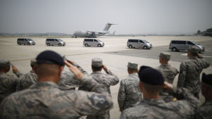 Amerikanska soldater gör honnör för kvarlevorna på flygbasen Osan i Pyeongtaek, Sydkorea, 27.7. Amerikanska soldater gör honnör för kvarlevorna på flygbasen Osan i Pyeongtaek, Sydkorea, 27.7.