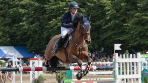 Marina Ehrnrooth vann Hanko GP och 3000 euro på söndagen i Hangö. Häst hoppar över hinder.