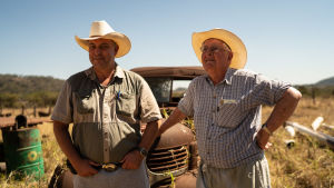 Darryn och Robert Smart står framför Roberts fars gamla Dodge-traktor från 40-talet. Kulhålen i fönsterrutan är ändå från förra sommaren. Darryn och Robert Smart står framför Roberts fars gamla Dodge-traktor från 40-talet. Kulhålen i fönsterrutan är ändå från förra sommaren.