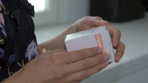 Anettes järntabletter ska förhoppningsvis ha effekt. En ask med järntabletter i en kvinnas händer.