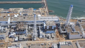Den stängda kärnkraftsanläggningen i Fukushima skall rivas och hela det drabbade området dekontamineras Kärnkraftverket i Fukushima efter flodvågen 2011.