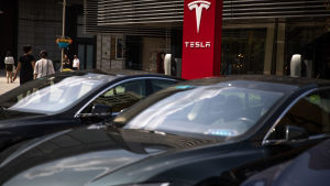 Teslabilar laddas utanför bolaget högkvarter i Peking i Kina den 25 juli 2018. Teslabilar laddas utanför bolaget högkvarter i Peking i Kina den 25 juli 2018.