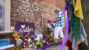 Folk lägger ner kransar i Charlottesville för att hedra minnet av aktivisten Heather Heyer som dödades av en högerextremist i fjol somras Folk lägger ner kransar i Charlottesville för att hedra minnet av aktivisten Heather Heyer som dödades av en högerextremist i fjol somras