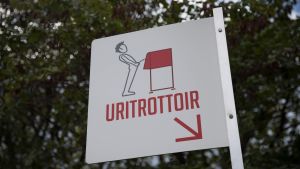 Namnet "uritrottoir" är en sammansättning av "urin" och "trottoir". Öppna pissoarer har installerats i Paris för att få bukt med män som kissar på gatorna.