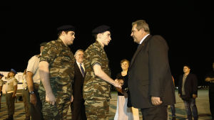 Försvarsminister Panos Kammenos hoppades på en ny era i relationerna mellan Grekland och Turkiet då han tog emot soldaterna strax före gryningen Försvarsminister Panos Kammenos hoppades på en ny era i relationerna mellan Grekland och Turkiet då han tog emot soldaterna strax före gryningen