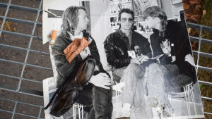 Alla har vi haft den där frisyren någon gång. Steve Hacket (Genesis) intervjuas av Bunuel. Måns Strömberg intervjuar ett band på trasigt svartvitt fotografi.