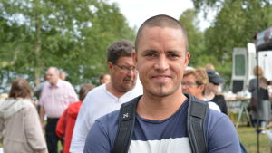 Sebastian Wallin sebastian wallin i halvbild. han bär en blå t tröja. i bakgrunden ser man marknaden på juthbacka