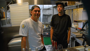 Peter Elfving är delägare för B-Side Burgers. Till höger köksmästare Anssi Sirkiä. Peter Elfving och Anssi Sirkiä från B-Side Burgers i Borgå.
