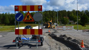 Vägarbetsskyltar finns, men skyltar med info om entreprenörerna och telefonnummer har tagits bort. Enligt Jensén beror det på att arbetet snart är färdigt. Ett vägarbete