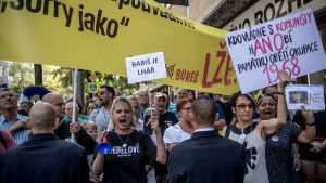 Demonstranter protesterar mot Tjeckiens premiärminister Andrej Babiš under 50-årsdagen av den sovjetledda invasionen av Tjeckoslovakien. Demonstranter protesterar mot Tjeckiens premiärminister Andrej Babiš under 50-årsdagen av den sovjetledda invasionen av Tjeckoslovakien.