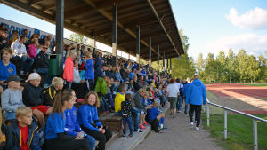 Läktaren var full av publik under matchen. Läktaren under matchen. Mycket folk.