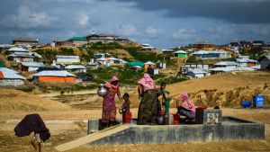 Rohingyaflyktingar samlar vatten i lägret Kutupalong i Ukhia, Bangladesh Rohingyaflyktingar samlar vatten i lägret Kutupalong i Ukhia, Bangladesh