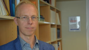 Regeringarna gör inte tillräckligt i klimatfrågan och det driver miljöorganisationerna till domstol, säger professor Kai Kokko. Kai Kakko är professor i miljörätt vid Helsingfors universitet.