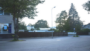 Här vid Ystadsgatan finns plats för ett mindre hus i två våningar. En gata.
