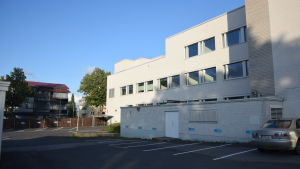 Så här ser parkeringen vid Ystadsgatan ut i dag. Men på en del av nuvarande parkeringen skulle det få byggas ett nytt hus. En parkeringsplats och ett hus.