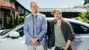 Juhis ja Tommi ovat täällä taas! Luottomies Yle Areenassa 26.12. Sarjan yleiskuva. Kuvassa Tommi (Antti Luusuaniemi) ja Juhis (Kari Ketonen) Yle Kuvapalvelu