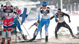 Ristomatti Hakola ja muut suomalaisnimet kisaavat Ylen talvilajien lähetyksissä. Hiihtäjiä ylämäessä.