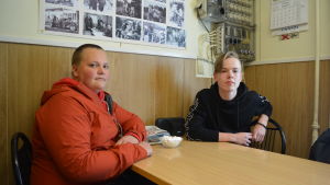 Joel Kortell och Joel Backman köper godis i butiken. Joel Kortell och Joel Backman brukar köpa godis i butiken