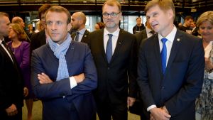 President Macron fick en scarf gjord av intelligenta textilier under sitt besök på Aalto-universitetet. I mitten statsminister Sipilä. President MAcron fick en scarf gjord av intelligenta textilier under sitt besök på Aalto-universitetet.