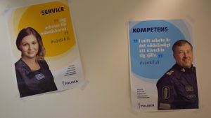 Några ledord för blivande poliser. Skyltar som påminner och service och kompetens inom polisyrket.