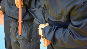 De studerande övar handgripligen hur man övermannar en våldsam person. Fysiska övningar är centrala vid Polisyrkeshögskolan. Polisstuderande övar maktmedel i sal.