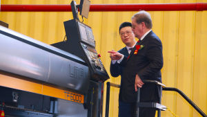 Lin Qin, vd för Xiamen Shipbuilding Industry och Jan Hanses, vd för Viking Line, redo att starta skärandet av den första plåten. Lin Qin, vd för Xiamen Shipbuilding Industry och Jan Hanses, vd för Viking Line, redo att starta skärningen av den första plåten.