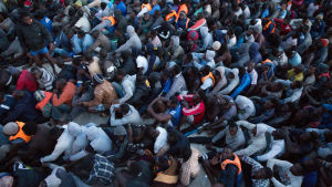 I Libyen Flyktingar som den libyska kustbeavkningen har räddat ur Medelhavet väntar på att föras till interneringsläger