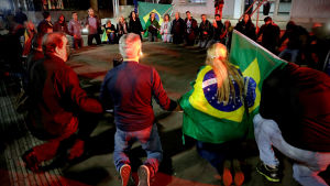 Anhängare till Jair Bolsonaro höll en vaka i centrum av Sao Paulo efter attacken mot Bolsonaro. Anhängare till Jair Bolsonaro höll en vaka i centrum av Sao Paulo efter attacken mot Bolsonaro.