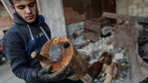 Syriska regimen har anklagats av bland annat FN för gasattacker. Bilden är från Ghouta januari 2018. En man håller en kapsel som skall ha innehållit stridsgas. Bilden från 22 januari 2018. På bilden håller en man en kapsel som sägs ha innehållit klorgas.