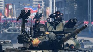 Stridsvagnarna under paraden var många. Stridsvagnar under militärparaden i Pyongyang 9.9.2018.
