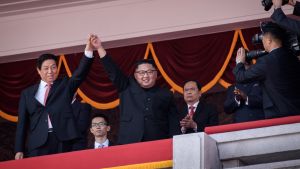 Li Zhanshu och Kim Jong-un följde med paraden i Pyongyang tillsammans. Li Zhanshu och Kim Jong-un följde med paraden i Pyongyang tillsammans.