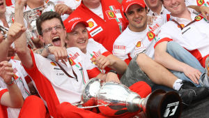 VM-guldet firades rejält hos Ferrari 2007. Ferrari och Kimi Räikkönen firar VM-guldet i F1 2007.