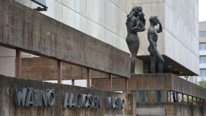 Wäinö Aaltonens museum. Ingången till Wäinö Aaltonens museum, två statyer står i bakgrunden.