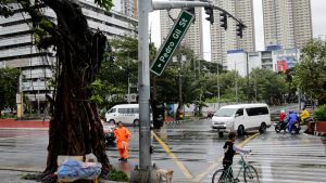 I huvudstaden Manila är skadorna relativt små, bland annat har gatuskyltar rivits ner av stormvindarna. I Filippinernas huvudstad Manila har bland annat vägskyltar rivits ner av tyfonvindarna.