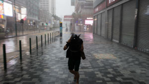 Bara få invånare har vågat sig ut på gatorna i Hongkong. Gatorna i Hongkong är så gott som tomma i väntan på att tyfonen Mangkhut ska slå till.