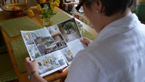 Lena prenumererar på en tidning om franska hus och gårdar. Lena Holmlund läser en tidning om franska hus och gårdar.