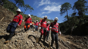 Räddningsarbetare fortsätter letandet efter personer som förolyckats i jordskred till följd av tyfonen Mangkhut, i Itogon i Benguet provincen. Räddningsarbetare fortsätter letandet efter personer som förolyckats jordskred till följd av tyfonen Mangkhut, i Itogon i Benguet provincen.