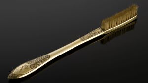 Napoleon Bonapartes (1769–1821) snitsiga tandborste. Napoleon Bonapartes tandborste med silverskaft och monogram.