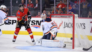 Mikko Koskinen hade ingen lyckad försäsongsdebut mot Calgary. Mikko Koskinen hade ingen lyckad försäsongsdebut mot Calgary.