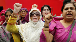 Kvinnor demonstrerar i samband med den internationella kvinnodagen i Dhaka, Bangladesh 8.3.2017. Demonstranterna kräver jämställdhet i arbetslivet, trygghet och rättvisa löner. Kvinnor demonstrerar i samband med den internationella kvinnodagen i Dhaka, Bangladesh 8.3.2017. Demonstranterna kräver jämställdhet i arbetslivet, trygghet och rättvisa löner.