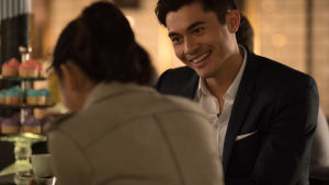 Från tv-reporter till vita duken. Henry Golding har rötterna i Malaysien, men är uppvuxen i England. Rachel och Nick på mysigt café.