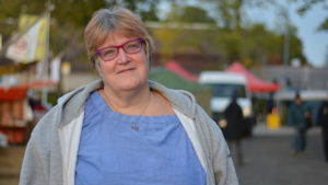 – Man utsätter sig för fara, eftersom man inte vet om skyddsutrustningen är rätt. Det är ett stressmoment i allra högsta grad säger Sundström. Kvinna i närbild på marknadsplats