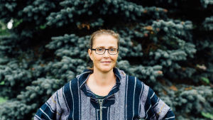 Författaren Minna Lindeberg från Sjundeå är en av flera författare som besöker skolor under Bokkalaset. Minna Lindeberg.