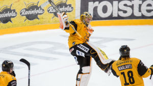 Niclas Westerholm jublar efter matchen mot Kärpät. Niclas Westerholm jublar efter matchen mot Kärpät.