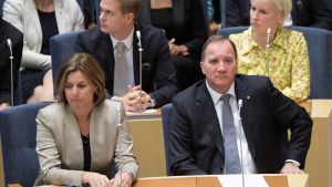 Den socialdemokratiska ledaren Stefan Löfven tvingades lämna statsministerposten efter att ha förlorat en förtroendeomröstning i riksdagen med rösterna 204 - 142. Isabella Lövin, Stefan Löfven, Gustav Fridolin och Margot Wallström. Isabella Lövin och Stefan Löfven i nedre raden, och Gustav Fridolin och Margot Wallström i den övre sitter och ser allvarliga ut.