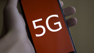 5G-teknologin kommer att möjliggöra saker vi ännu har svårt att föreställa oss. Mobiltelefon med tecknen 5 och G på skärmen.