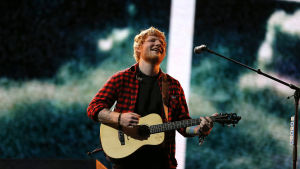 Med bara en gitarr, sin röst och några pedaler lyckas Ed Sheeran trollbinda tiotusentals människor Ed Sheeran.