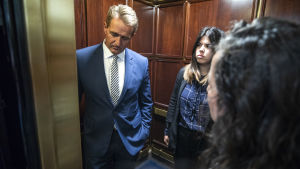 Jeff Flake omhuldas av kvinnor i hissen på väg till justitieutskottets möte