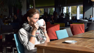 Edith Södergrans dikt är röda tråden i Ira Hammermanns serie Ira Hammermann dricker kakao på Café Carusel.